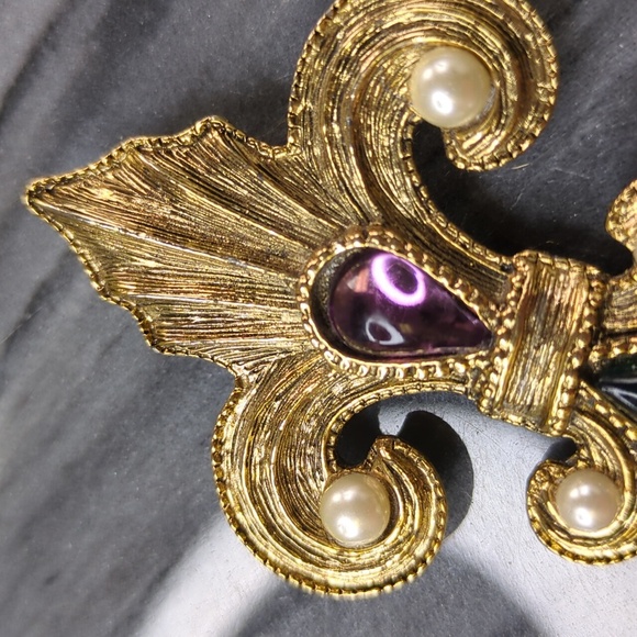 Fleur-de-Lis Brooch Antiqued Jewelled Pin Pearl/Purple & Green Gems - Picture 8 of 8